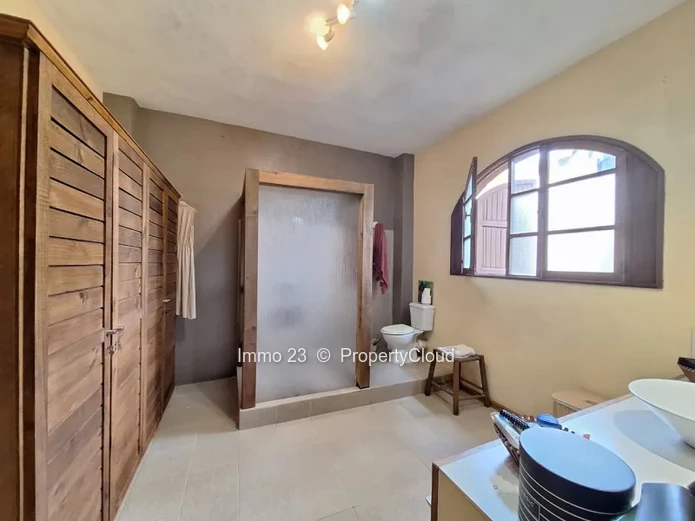Houses / Villas - 4 bedrooms - Curepipe