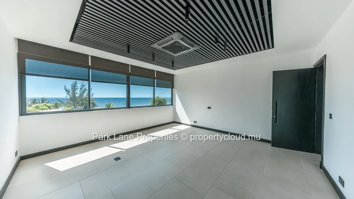 Espace de bureau exceptionnel avec vue sur la mer et la montagne