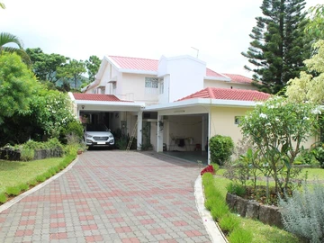 FOR SALE - Unfurnished house of 690 m2 and 1 small independent apartment at Bois Chéri Road, Moka.