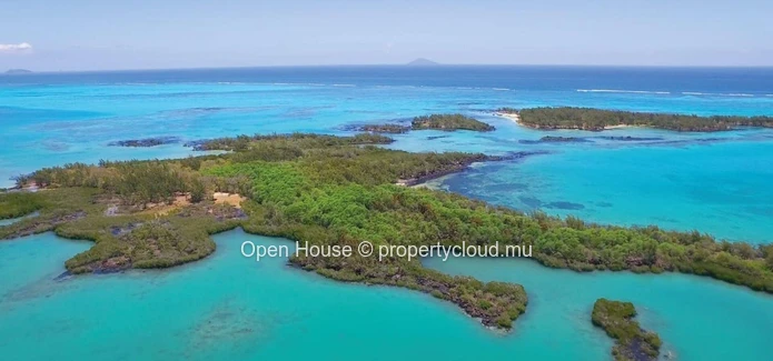 Luxury apartment with 3 bedrooms, private and communal swimming pool, boat parking and launching ramp. Sea and island...