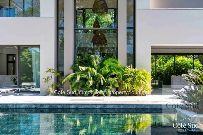 For sale - Prestigious architect-designed villa in Anahita