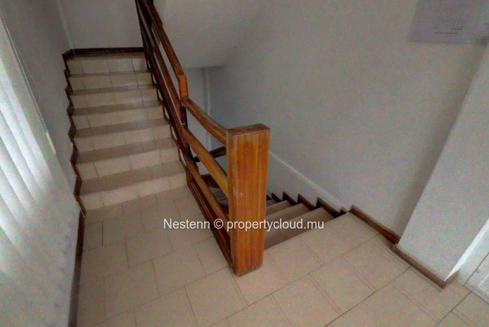Bureau spacieux au 1er étage, offrant calme et conditions de travail optimales.
