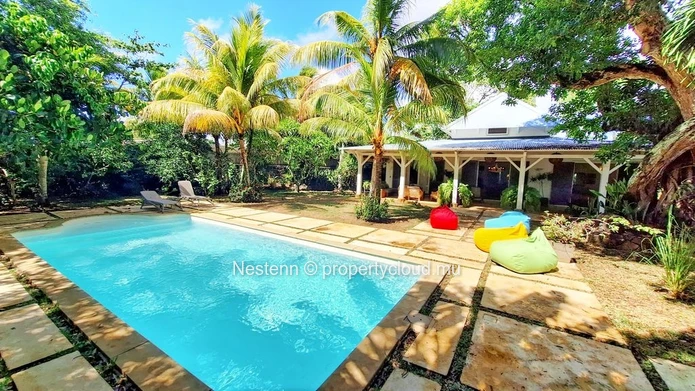 Elégante villa de style colonial, nichée dans un vaste jardin luxuriant 