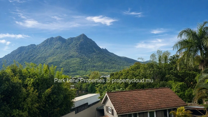 Maison familiale  de 400m2 à Moka  avec piscine, grand jardin et vue Montagne