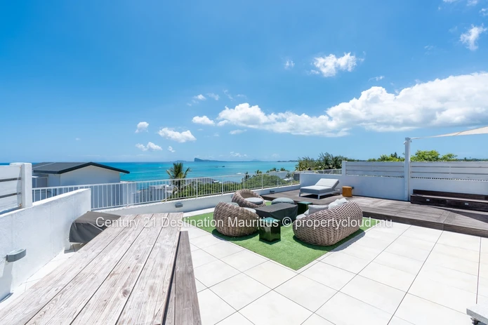 Penthouse with 360° Rooftop Terrace – Pointe aux Canonniers