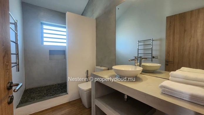 Villa duplex moderne à Moka avec 4 chambres, piscine privée, meublée, sécurité et vue sur la montagne.