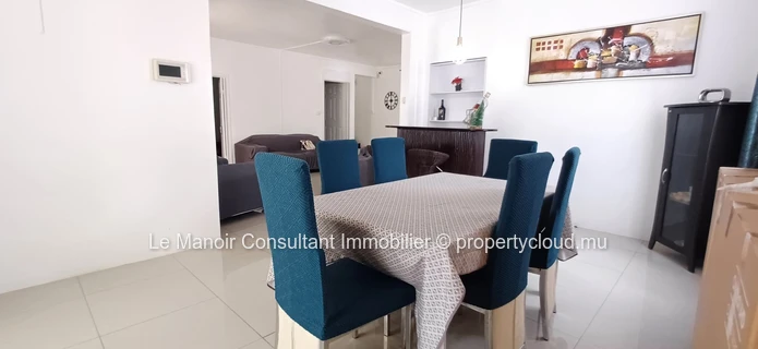 Villa for sale with private swimming pool not far from London supermarket, close to all amenities. 