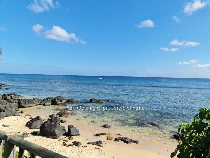 3 bedroom Beachfront Eco-Chic Coastal Haven with Breathtaking Sea Views – Tamarin