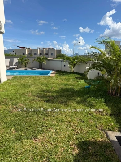 Maison neuve de 4 chambres avec piscine privé et espace Jardin