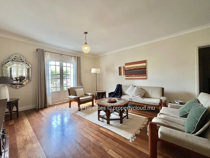 Maison familiale spacieuse de 4 chambres à Quatre Bornes
