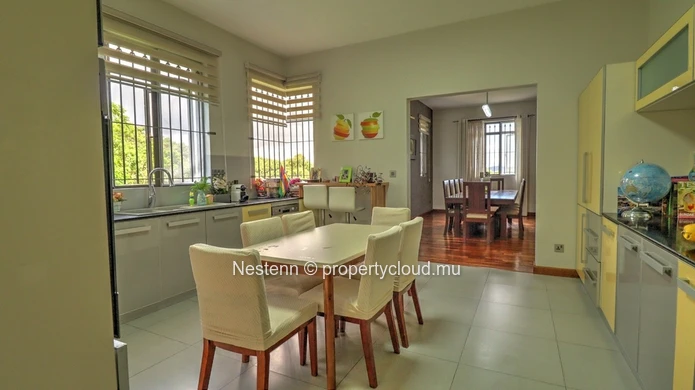 Modern single-storey villa with 6 bedrooms close to amenities.