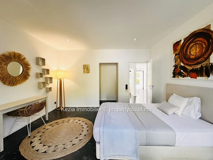 Contemporary Villa In The Heart Of An Exceptional Garden