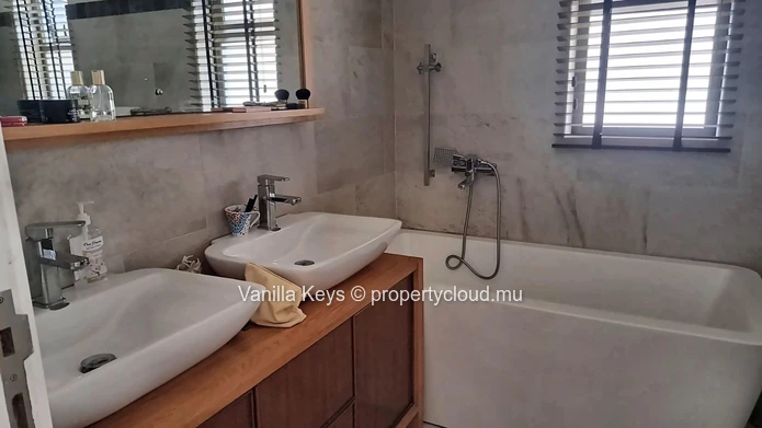 Gorgeous Duplex with views on long term rental in Tamarin