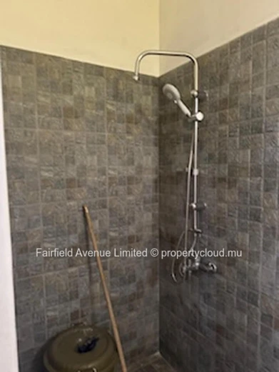 Appartement meublé à louer à Calodyne, 2 chambres, parking, jardin, proche écoles et commerces. Prix Rs 22 500.