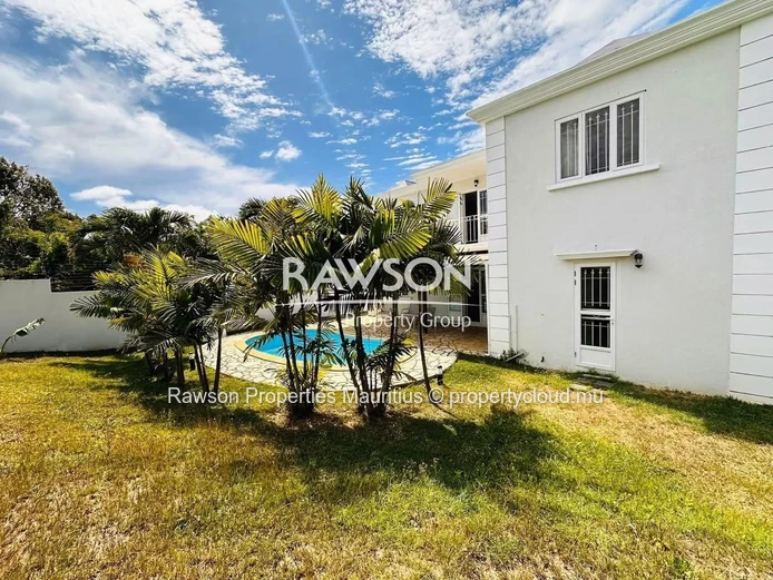 À Louer : Spacieuse Villa Familiale À Calodyne | 4 Chambres | Entretien De La Piscine Et Du Jardin Inclus