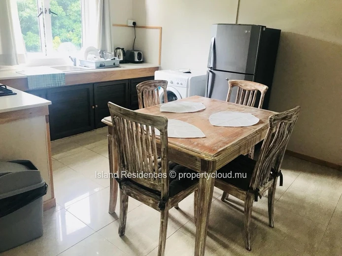 "Charming G+2 Home in Péreybère with 2 Parking Spaces and Fenced Yard - Only Rs 7.3M!"