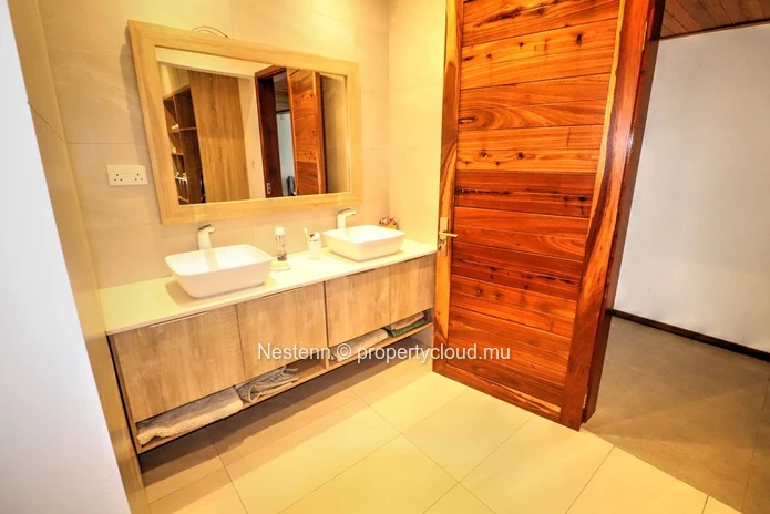Viila avec 4 chambres, un espace bureau et une cuisine entièrement équipée
