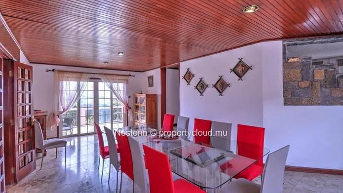 4-bedroom villa with a 2110m² garden, private pool, rustic and modern charm
