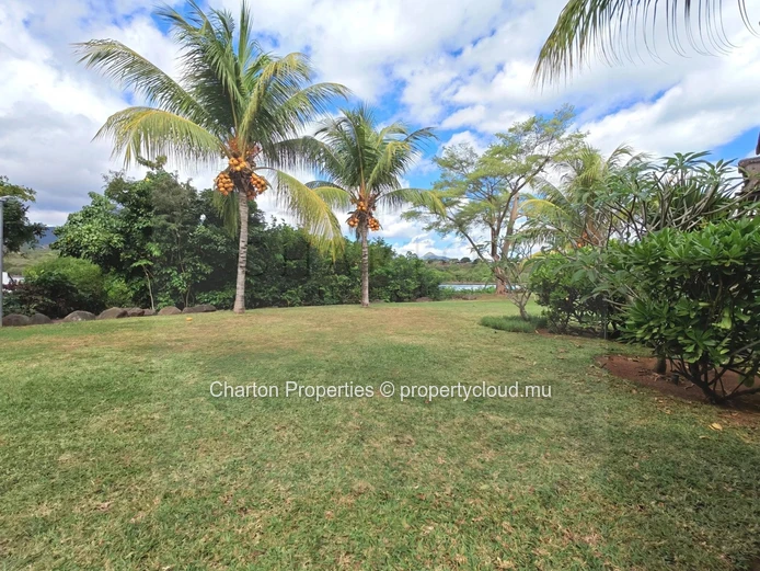 Duplex de 3 chambres avec piscine et jardin en bord de rivière à Rivière Noire