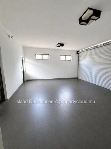 Maison moderne et spacieuse, entièrement meublée avec 4 chambres et double garage