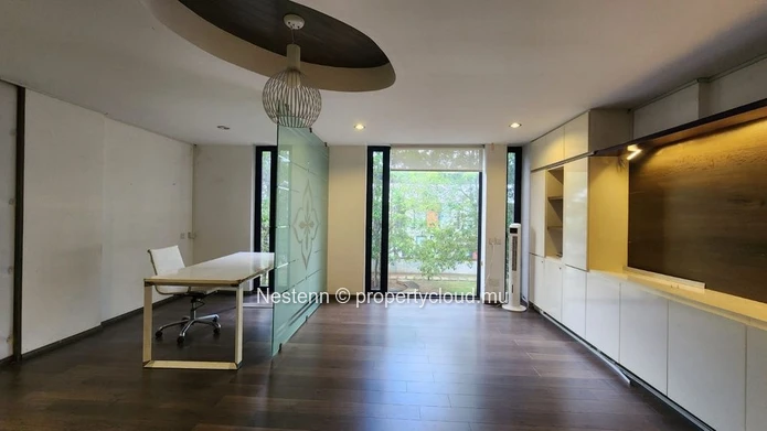 Modern office of 34 m², semi-furnished with one reserved parking