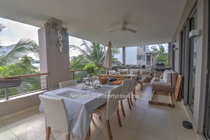 Modern and well-designed 3-bedroom penthouse a few minutes walk from the beach