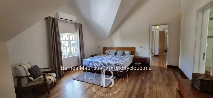 QUATRE BORNES - Maison et bureau jumelés à vendre - 450 m²