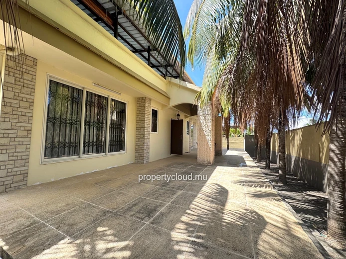Flic en Flac – À vendre : spacieuse villa de 300 m², 5 chambres, située dans un quartier résidentiel calme.