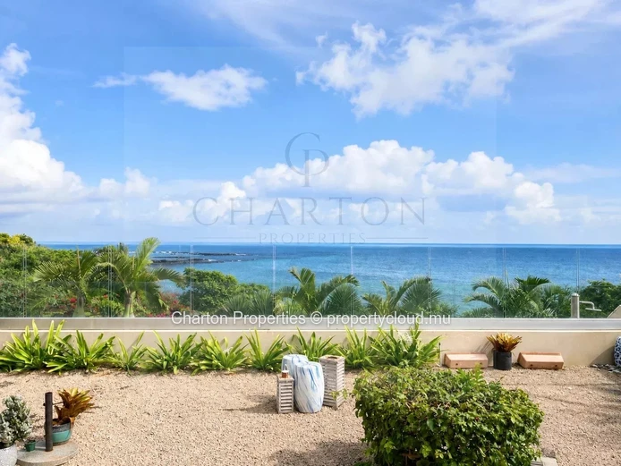 Prestige 3-bedroom ground-floor apartment with private garden and panoramic sea view