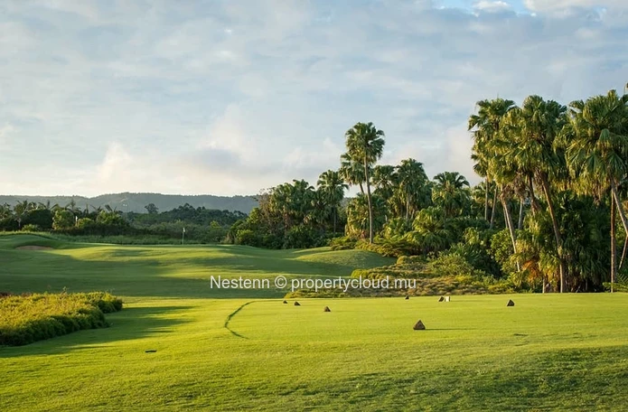 Residential land of 2293 m2 on golf course with sea and mountain views