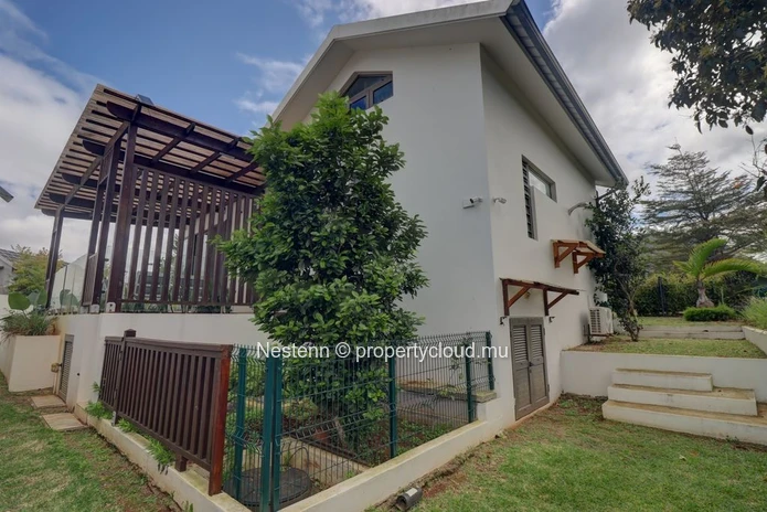 Villa moderne avec piscine et vue imprenable sur les montagnes dans une résidence sécurisée