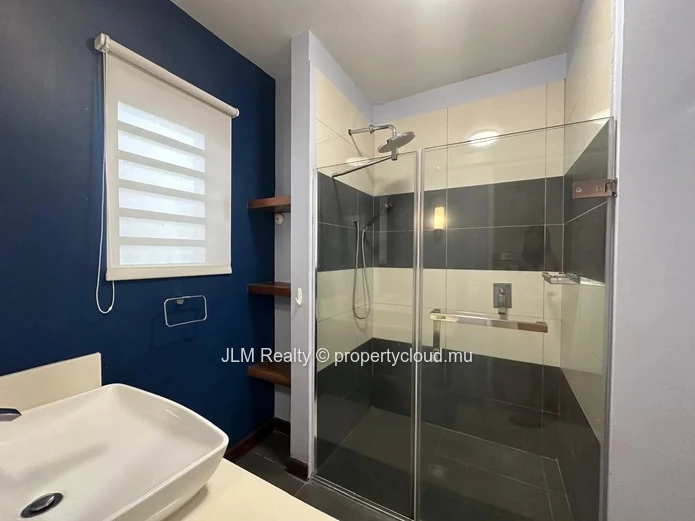 Appartement pieds dans l’eau à louer dans une résidence avec piscine commune et accès direct à une belle plage à Tama...