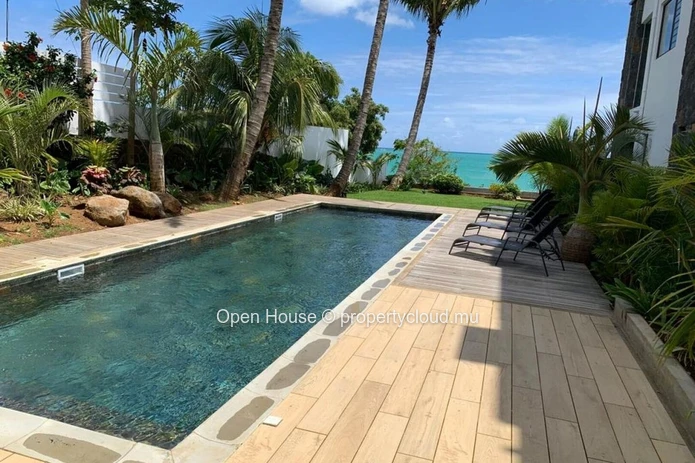 Beachfront penthouse, 4 bedrooms, 4 bathrooms, swimming pool, sea view. Grand Baie. Local market only
