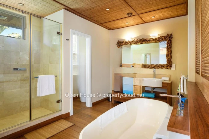 Waterfront villa for sale in the unique Marina of the island, 395m², pool, 12m boat mooring, 5 bedrooms.