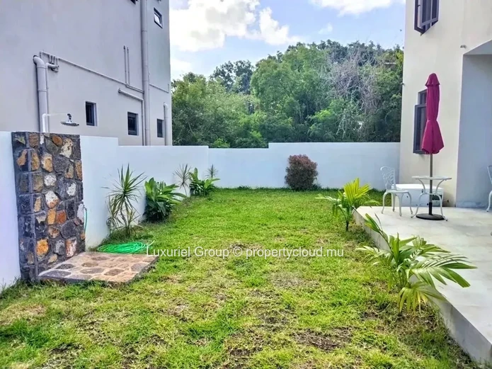 Contemporary Villa with Pool, 4 En-Suite Bedrooms and Terraces 