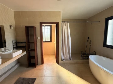 6 Bedroom Villa