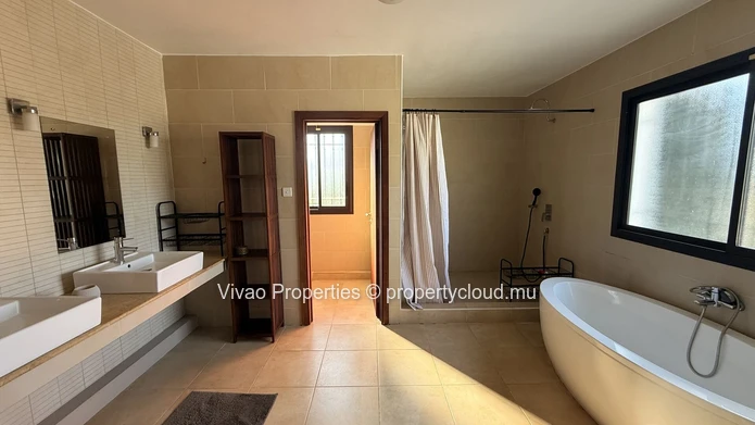 Maison principale spacieuse et élégante de 4 chambres meublée + maison d'amis de 2 chambres avec piscine privée à Per...