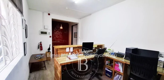 FLORÉAL - Bureau meublé avec 8 places de parking