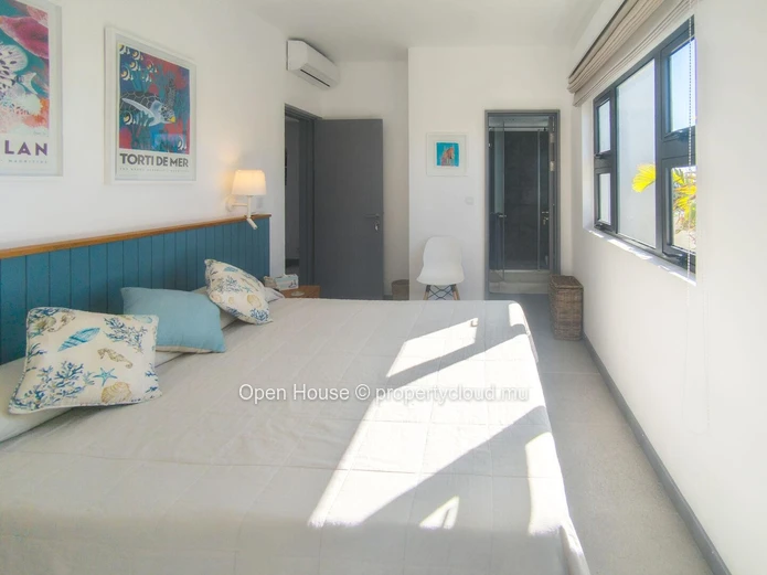 Luxurious penthouse facing the sea in the heart of a prestigious estate. 3 bedrooms, Master suite. Pool and restauran...