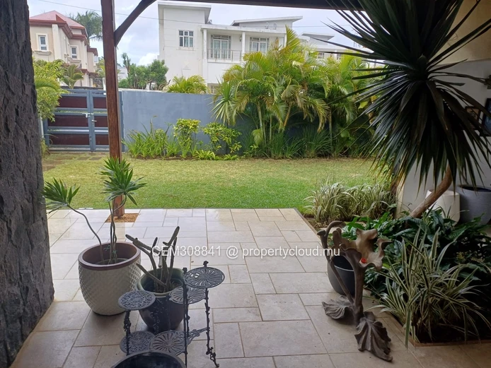 Furnished Studio for Rent – Ebène 