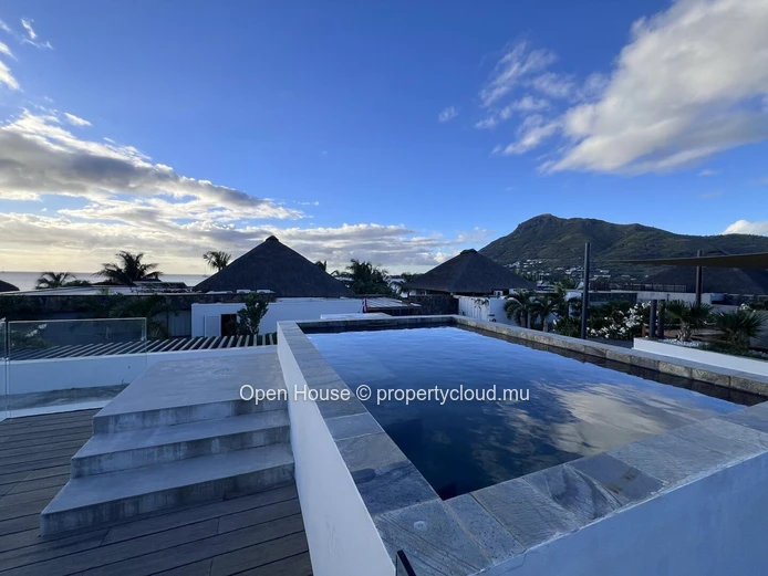 Townhouse PDS à vendre à Rivière Noire, Tamarin, 250m², terrain 500m², 4 chambres, piscine privée, vue mer, Rs 50M.