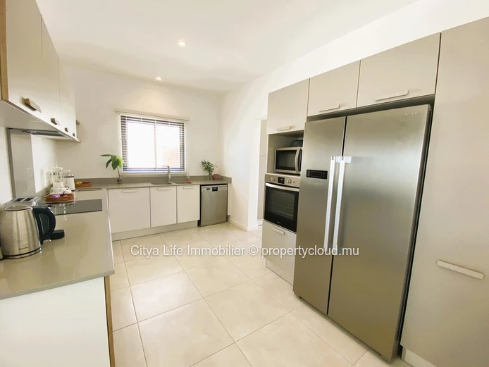 "Penthouse R+2 à vendre à Poste Lafayette, 226m², 3 chambres, piscine commune, Prix Rs 35M. À voir rapidement!"