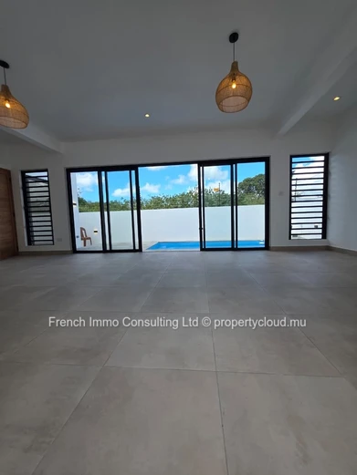 Superbe villa neuve de plain pied a grand baie (marché local) 