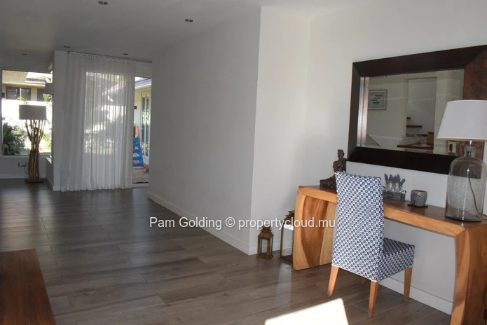 Villa moderne de 5 chambres à coucher dans un domaine convoité