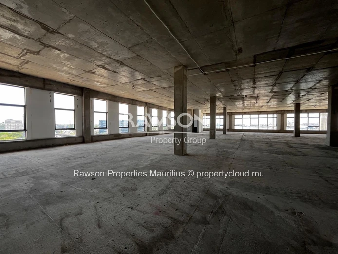 À VENDRE – Espace commercial de premier choix à Port-Louis avec vue sur le port