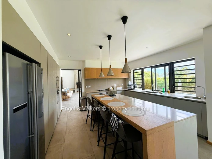Luxury 4 bedroom Villa with garden and swimming pool for rent in Moka