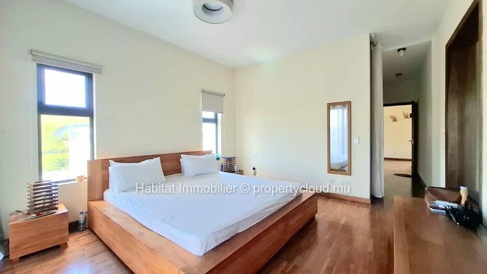 Découvrez un mode de vie élégant dans ce 183m² duplex penthouse entièrement meublé, alliant espace, praticité et empl...