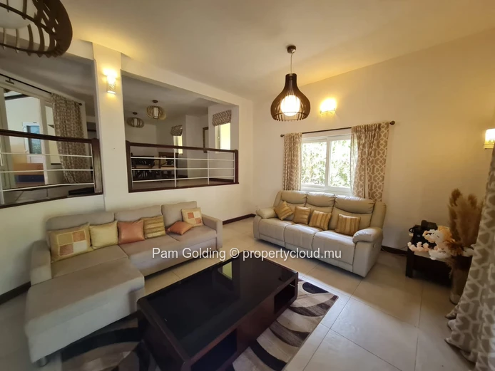 Maison familiale de 4 chambres avec jardin et piscine