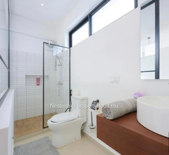 3-bed modern apartment steps from the beach