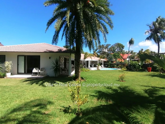 Sublime villa complètement rénovée, a multiples ouverture sur une très grande terrasse et sa jolie piscine, vue sur u...